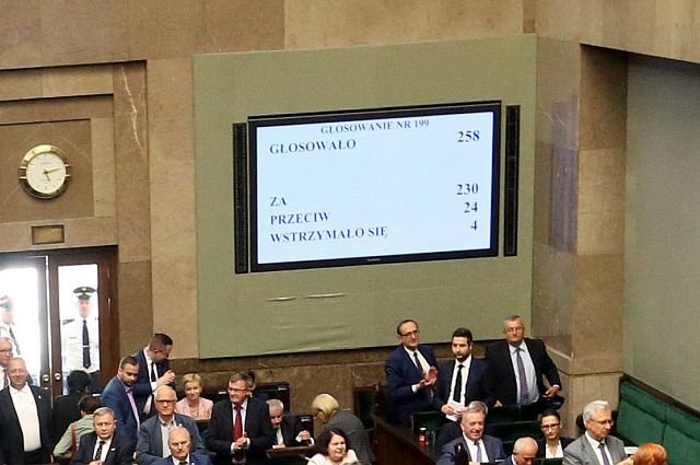 Kancelaria Sejmu na każdy z takich monitorów chce wydać milion złotych. To 10 razy więcej, niż rynkowa cena.