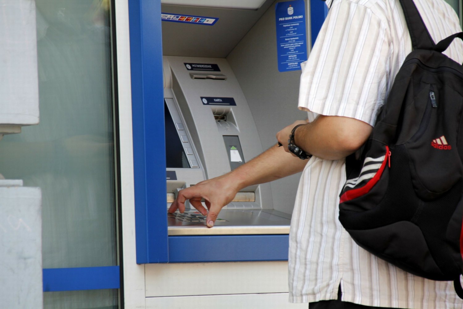 W czasie wysokiej inflacji banki zwiększają zyski, ale dzielą się nimi niechętnie