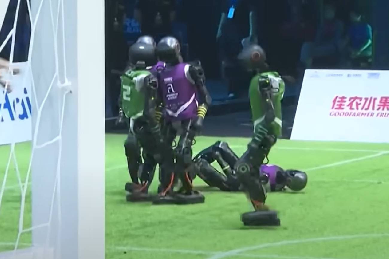 Turniej piłki nożnej robotów.