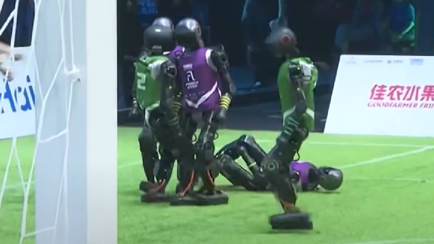 Turniej piłki nożnej robotów.