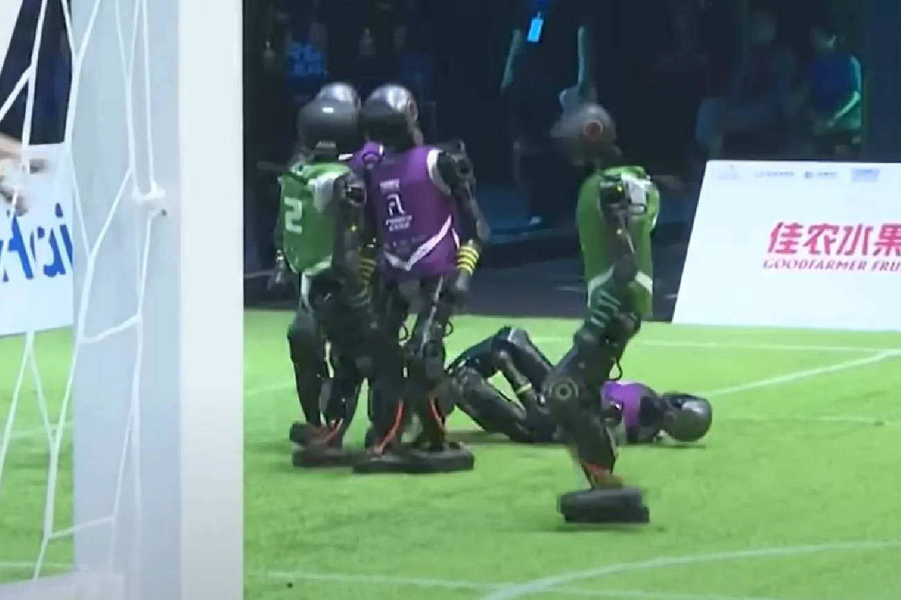 Turniej piłki nożnej robotów.