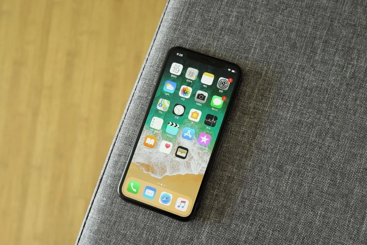 Atak na iPhone'y trwał co najmniej dwa lata. Z telefonów były wykradane m.in. dane GPS, zdjęcia i kontakty.