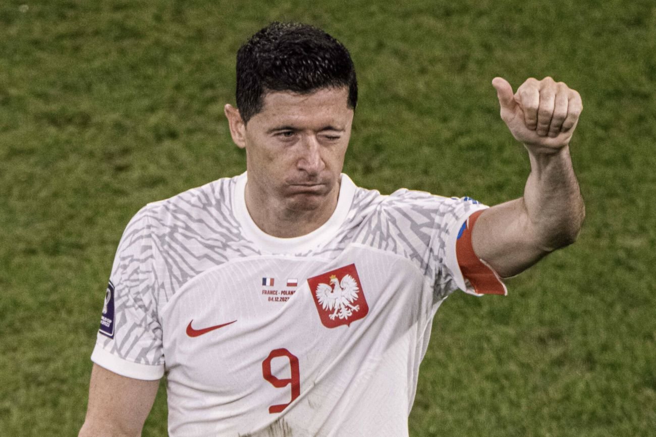 Słynny polski piłkarz prezentuje grę o renowacji obiektów sportowych.