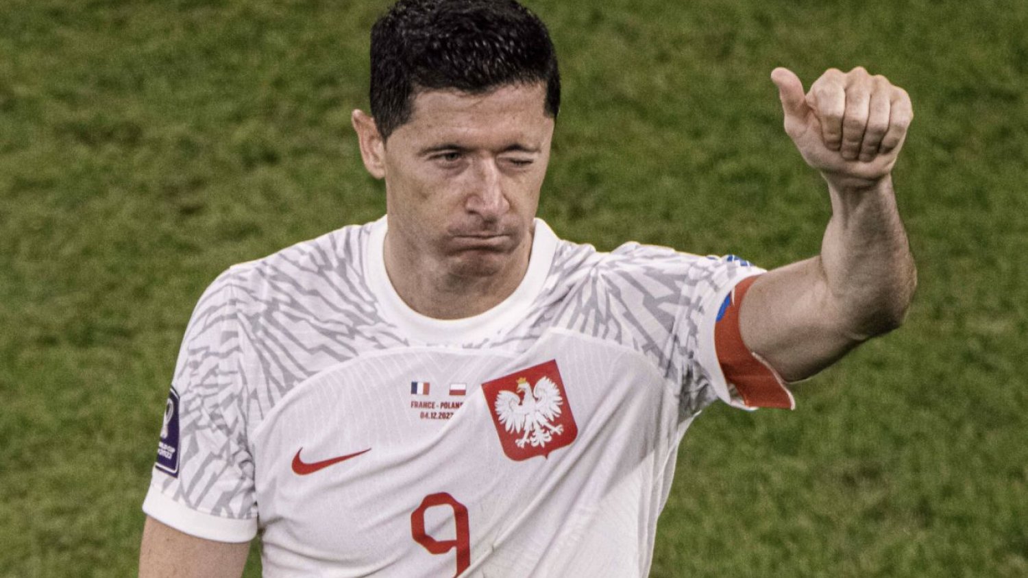 Słynny polski piłkarz prezentuje grę o renowacji obiektów sportowych.