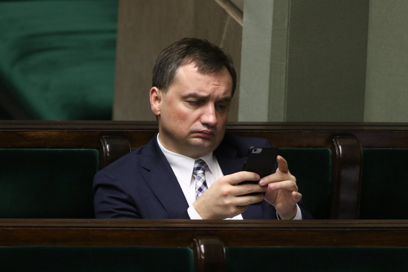 Zbigniew Ziobro przegląda telefon