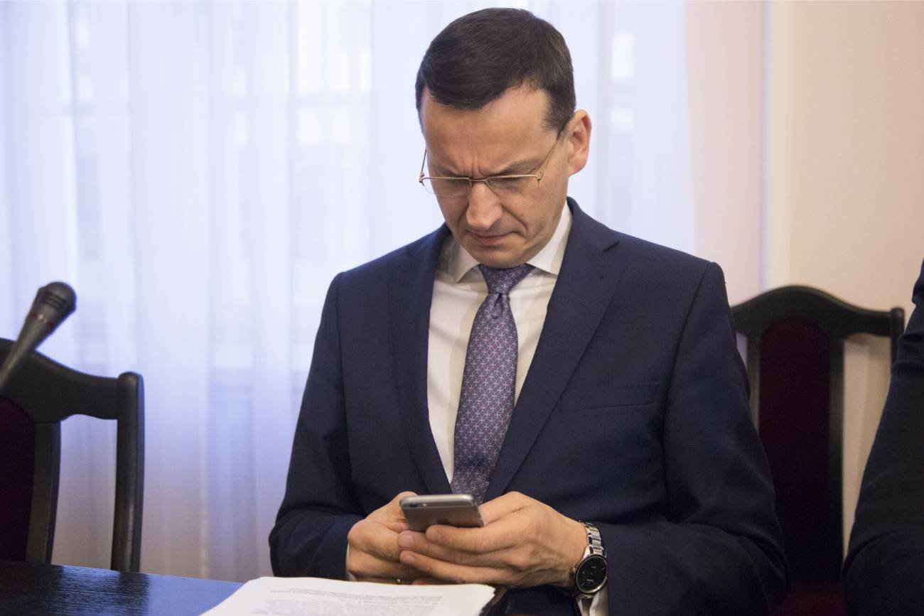Mateusz Morawiecki z telefonem