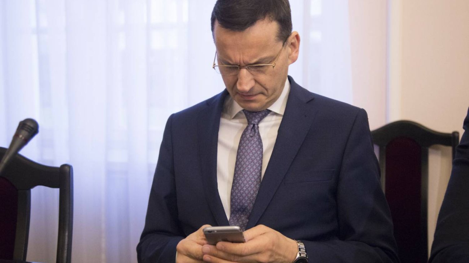 Mateusz Morawiecki z telefonem