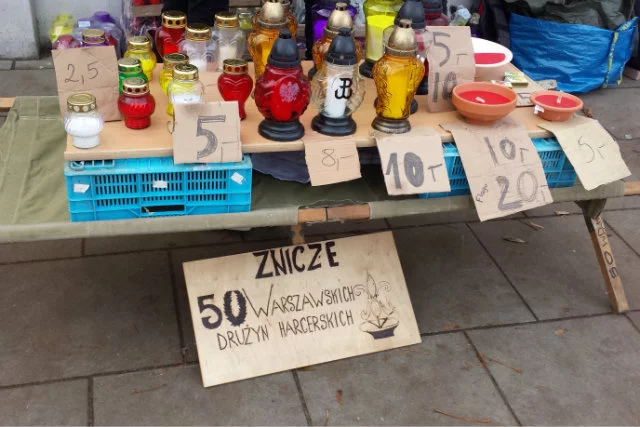 Znicze sprzedają na kilku stoiskach harcerze. Handel idzie im w tym roku wyjątkowo kiepsko.