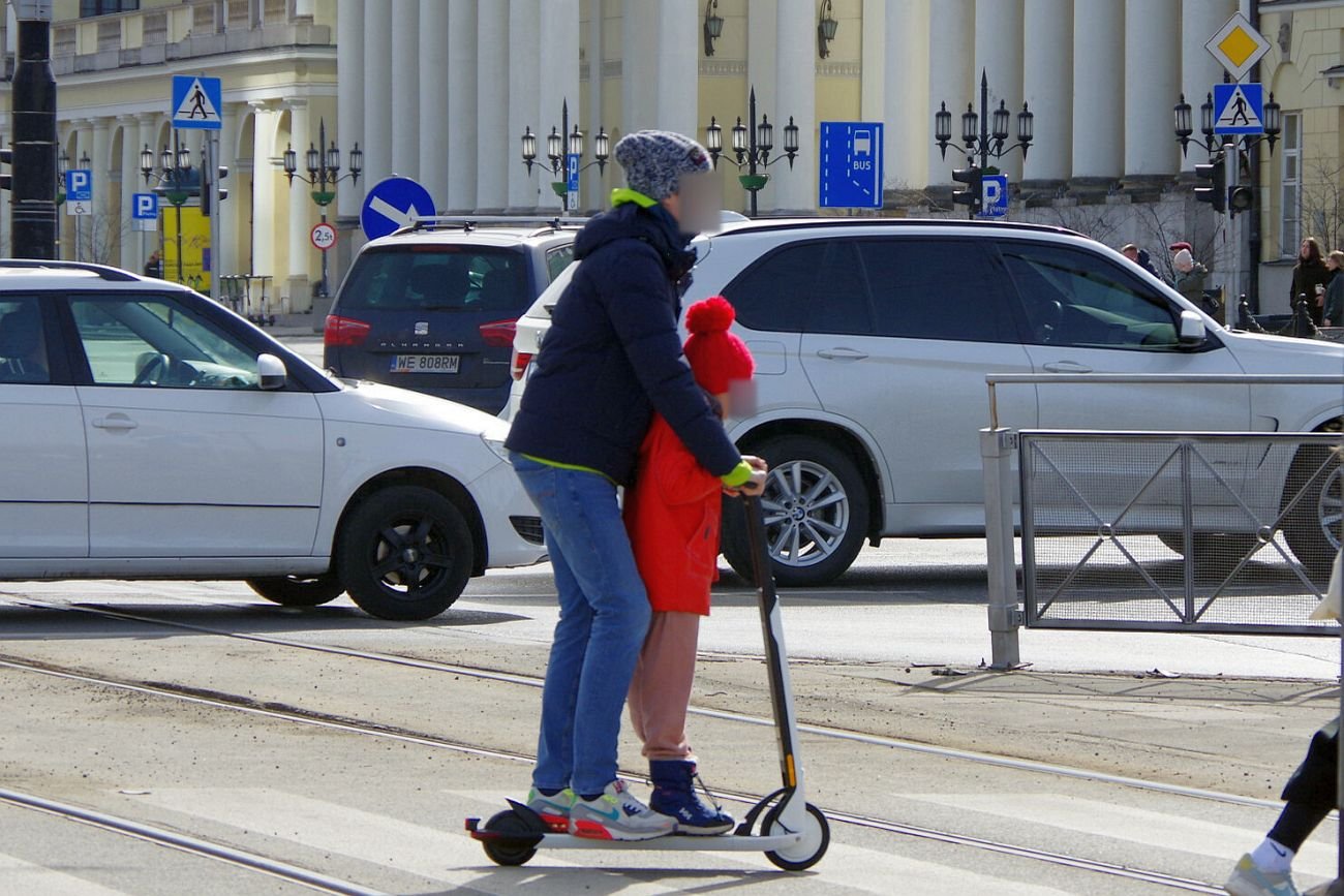 Użytkownicy elektrycznych hulajnóg broją w każdym mieście
