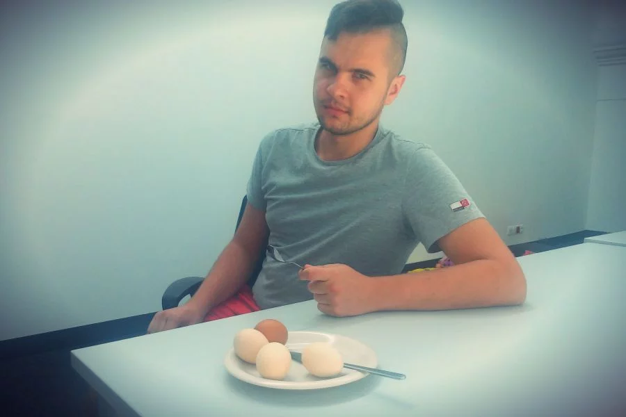 Za chwilę red. Grzegorz Burtan zje najdroższe jajka w swoim życiu.