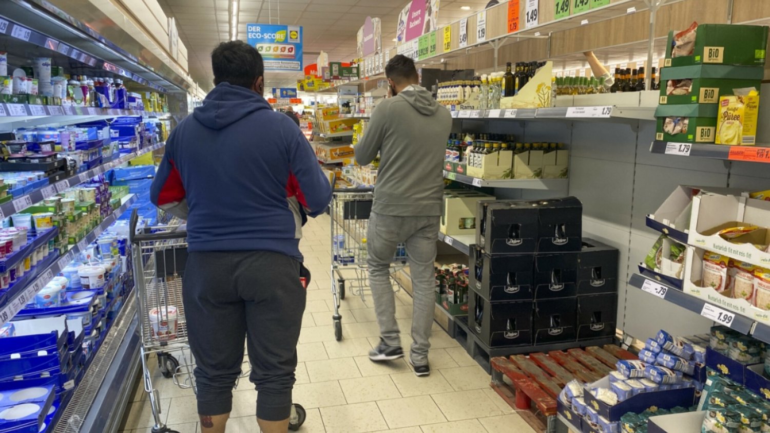 Niemcy w supermarkecie.