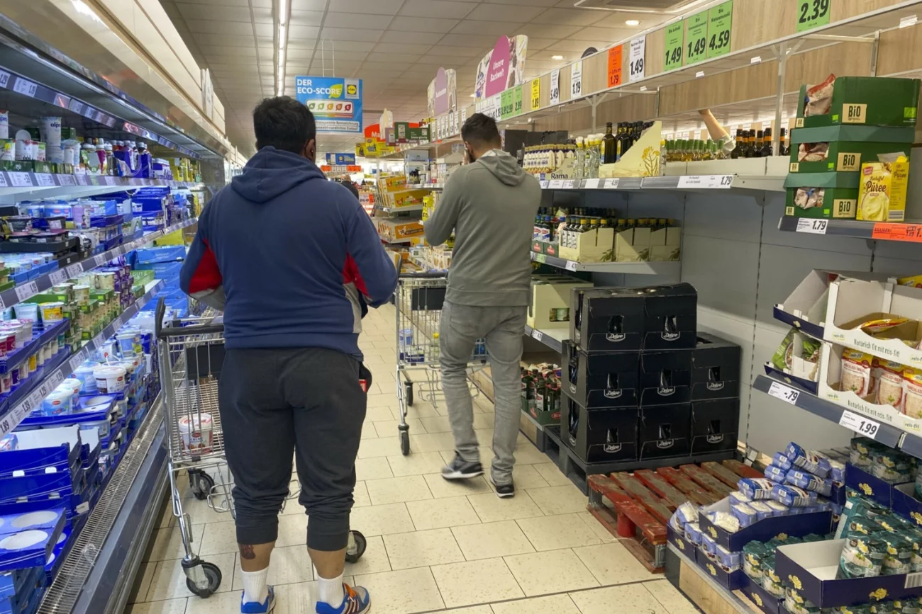 Niemcy w supermarkecie.