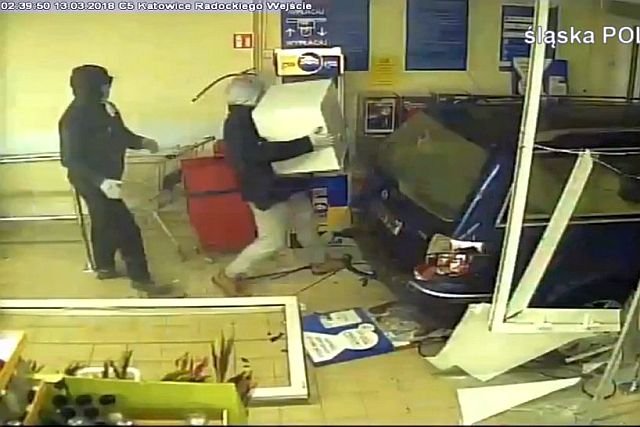 Złodzieje dosłownie wjechali samochodem do Tesco. Ich łupem padł sejf.