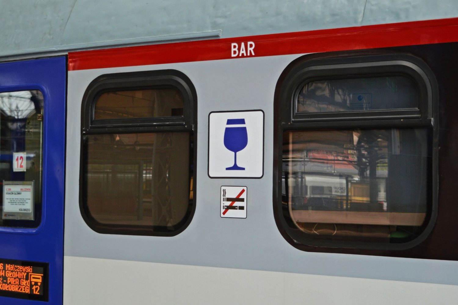 Regionalne dania w WARS. Kolejowa gastronomia wchodzi na nowy tor Wagon restauracyjny pociągu PKP Intercity.