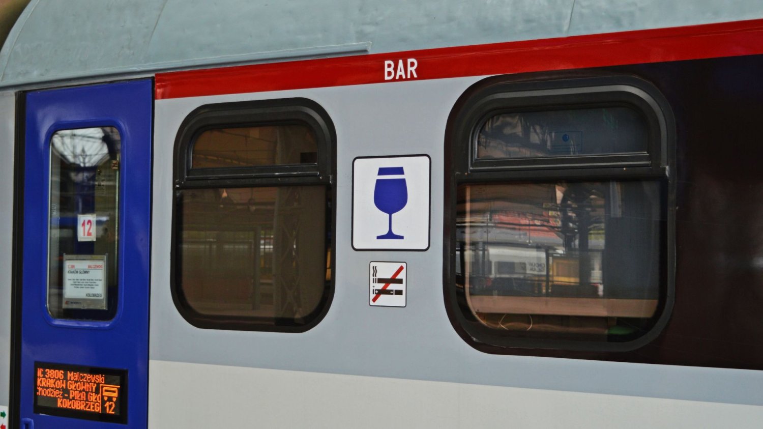 Wagon restauracyjny pociągu PKP Intercity.