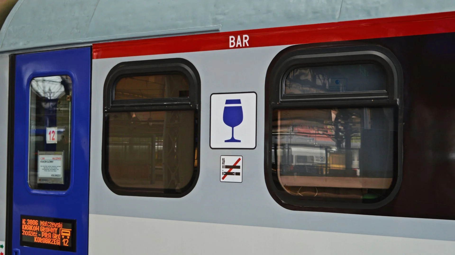 Wagon restauracyjny pociągu PKP Intercity.