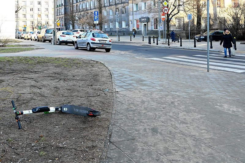 Porzucone hulajnogi są zmorą dużych miast, gdzie działa Lime