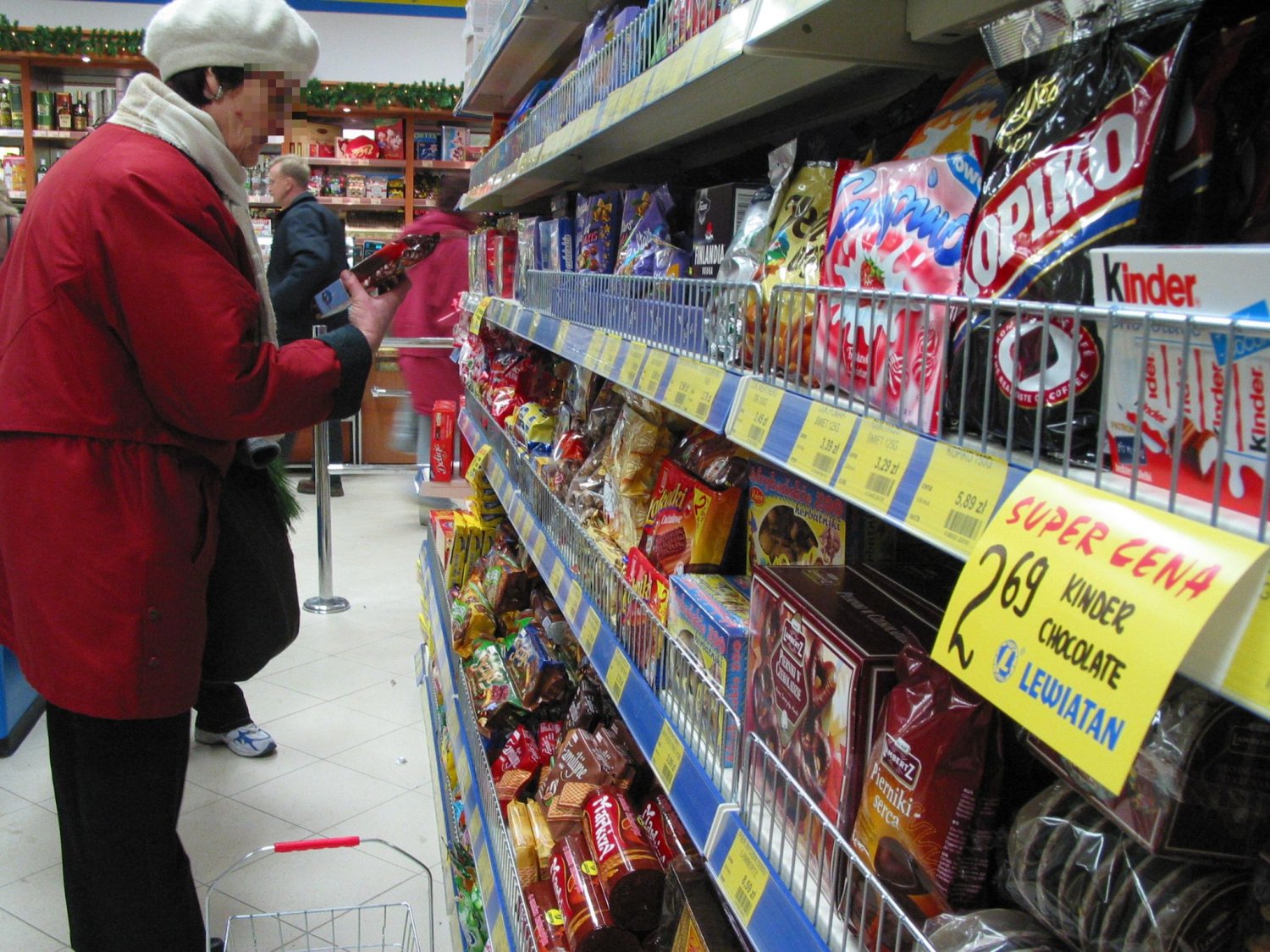 Oficjalne badania GUS wskazują na zwyżki cen żywności, jednak w okresie przedświątecznym sklepy organizują atrakcyjne promocje.