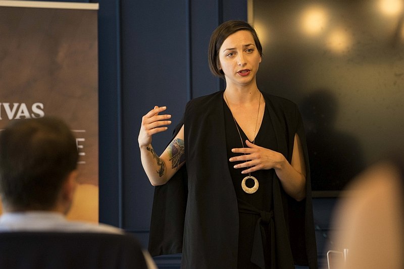 Agnieszka Osytek z Migam była polskim finalistą konkursu "The Venture". Na zdjęciu przemowa uczestniczki w Nowym Jorku w ramach półfinałowego pitchu przed jurorami