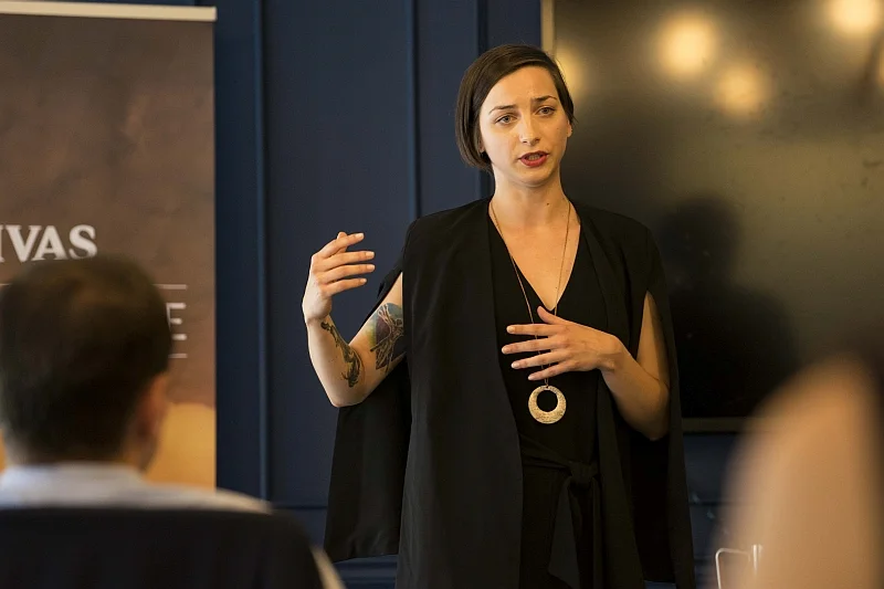 Agnieszka Osytek z Migam była polskim finalistą konkursu "The Venture". Na zdjęciu przemowa uczestniczki w Nowym Jorku w ramach półfinałowego pitchu przed jurorami
