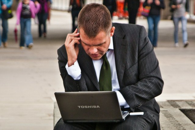 Oszuści się wycwanili - potrafią ukraść pensję na etapie wysyłania przelewu z firmy. Pracownik zauważa to dopiero przy wypłacie.