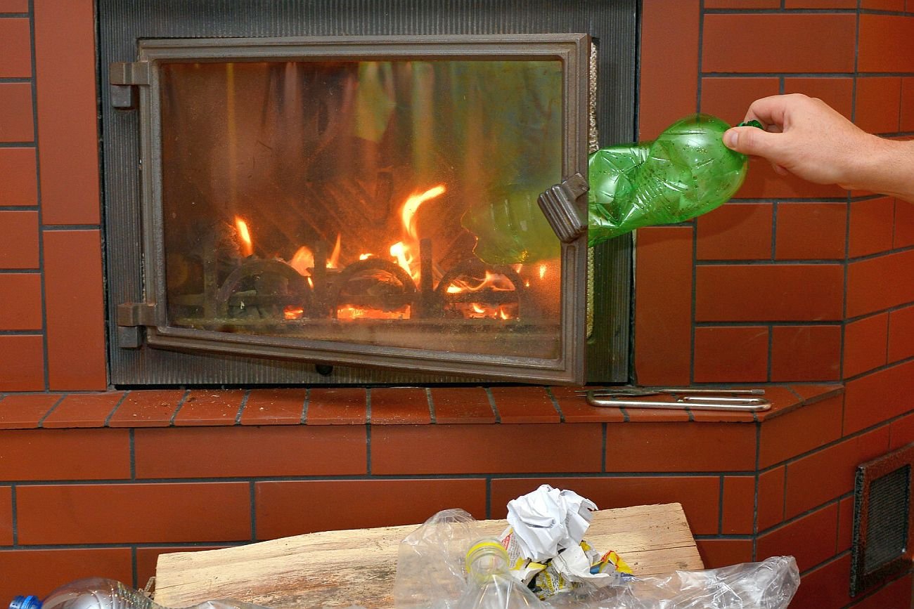 Polacy zaczęli chomikować śmieci. Eksperci obawiają się, że będą nimi zimą palić w piecach