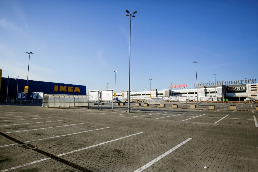 Supermarkety i dyskonty odrabiają niedzielne straty podczas piątkowych i sobotnich promocji. W efekcie ruch w małych sklepach zamiera od czwartku do poniedziałku. I tyle korzyści z zakazu handlu.