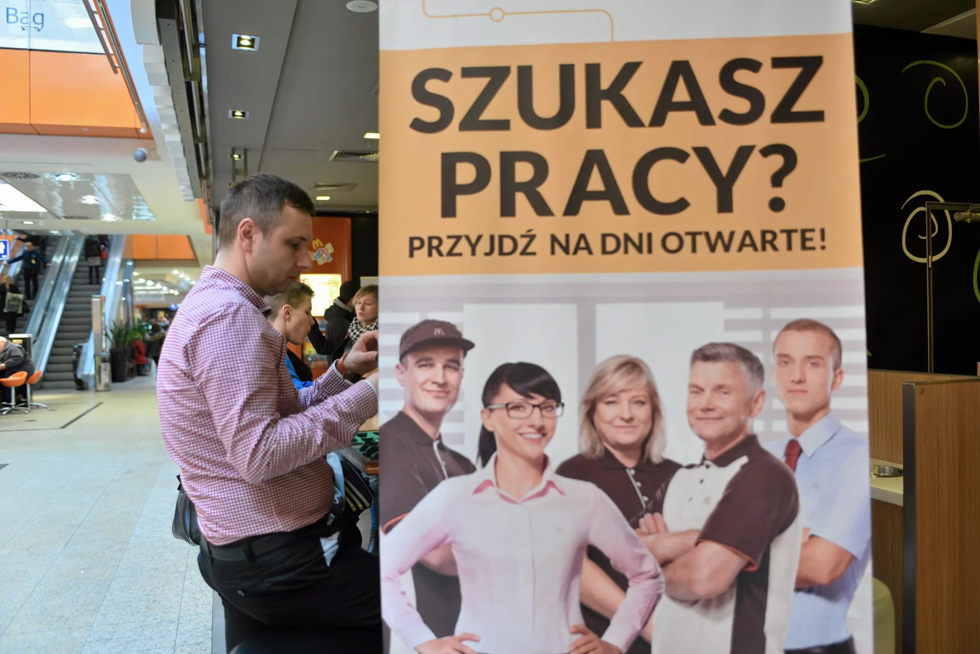 Rekrutacja do znanej sieci barów szybkiej obsługi.