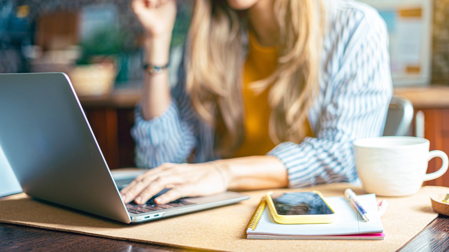 kobieta pracująca na laptopie