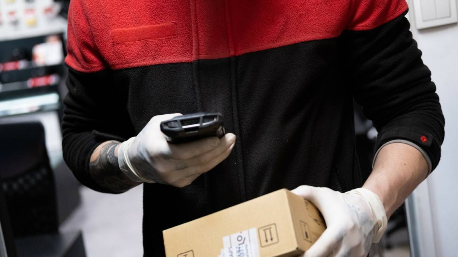 Kurier dostarcza przesyłkę