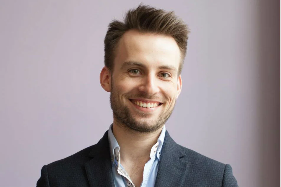 Jakub Chmielniak jest absolwentem filologi polskiej na Uniwersytecie Jagiellońskim, ponieważ zdawał sobie sprawę z tego, że humaniści mają obecnie ciężko na rynku pracy, jeszcze studiując zaczął zastanawiać się nad własną firmą