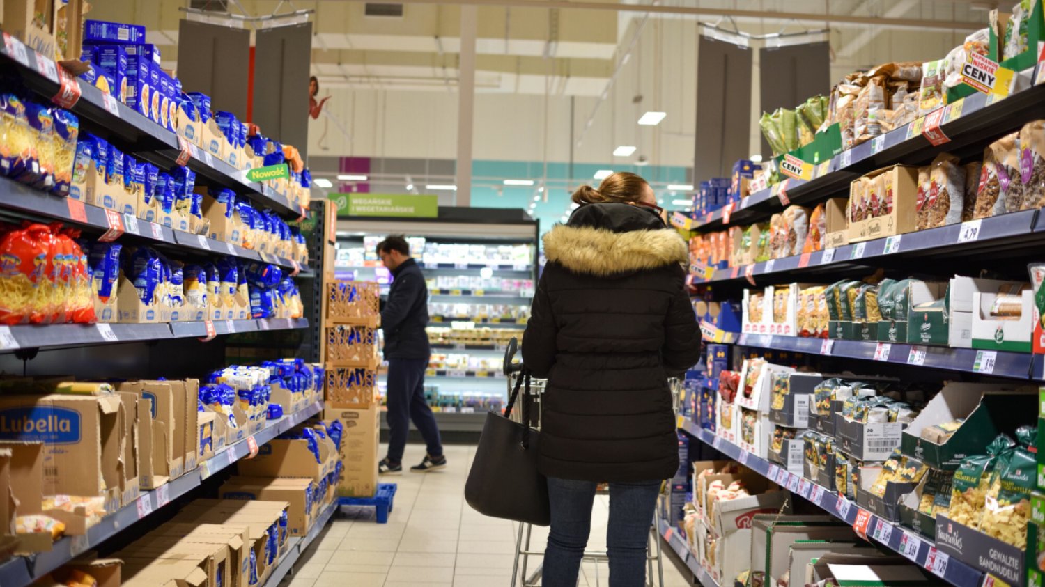 Kobieta na zakupach w supermarkecie