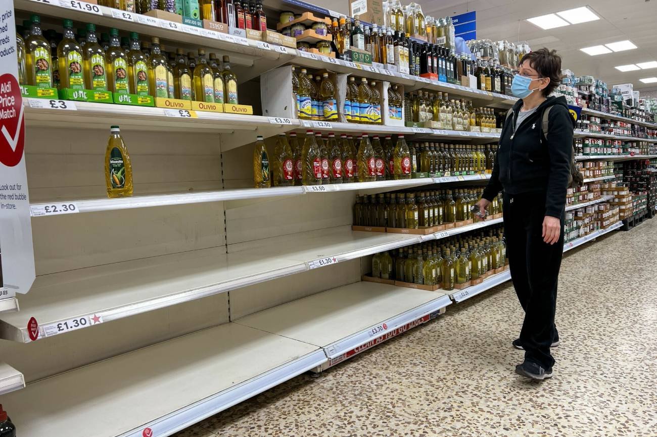 Sklep spożywczy — braki na półce z olejem
