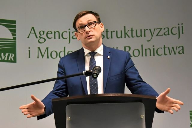 Daniel Obajtek jako prezes Agencji Restrukturyzacji i Modernizacji Rolnictwa. To z jego polecenia zwolniono ludzi, którym teraz trzeba płacić odszkodowania - jak na razie 2 mln zł