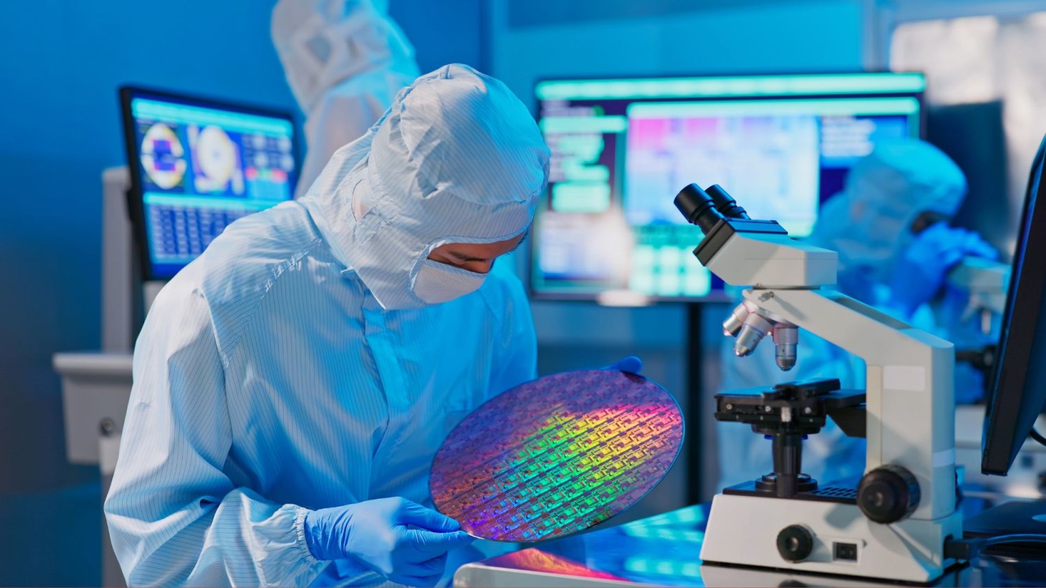 Badacz sprawdzający materiały. GUS opublikował raport o sektorach nano i biotechnologii w Polsce.