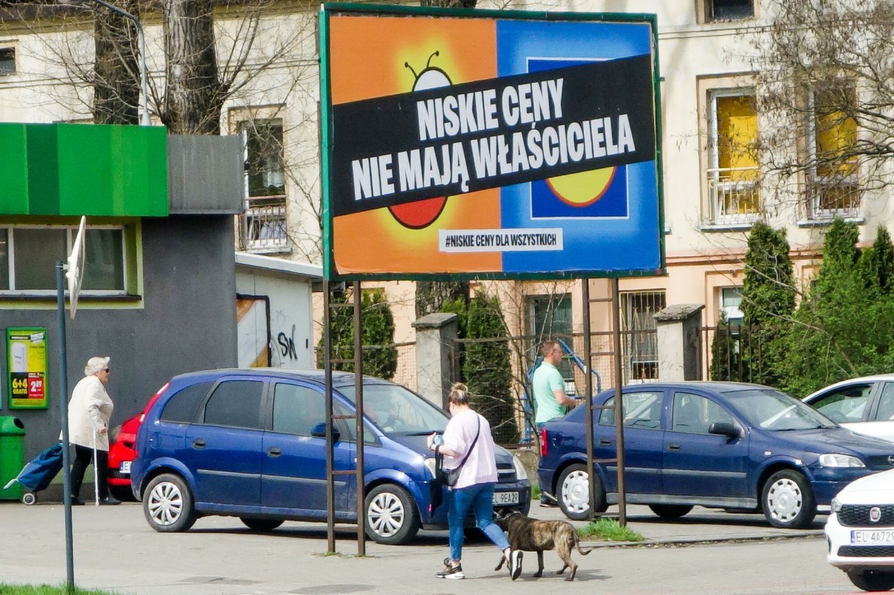 Inne sklepy też reagują na bój Biedronki z Lidlem.