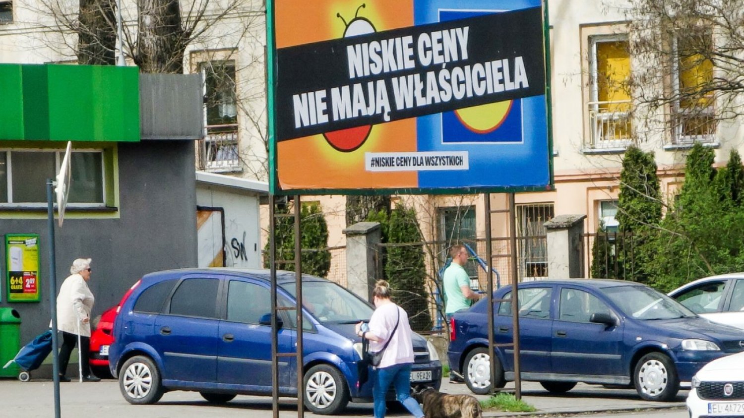 Inne sklepy też reagują na bój Biedronki z Lidlem.