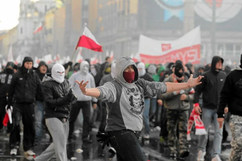 Starcia z policją podczas Marszu Niepodległości w Warszawie w 2011 roku.