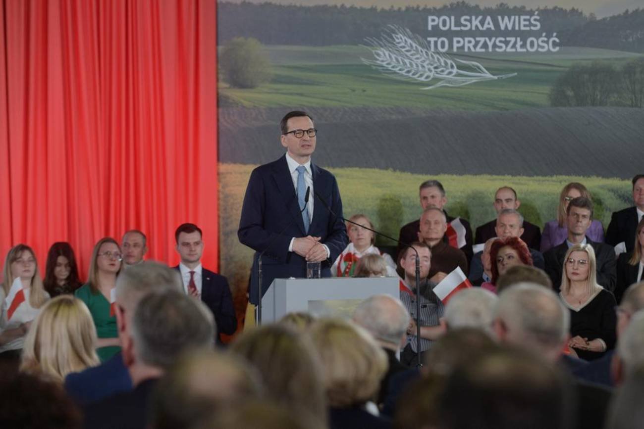 Morawiecki, Kaczyński i Telus w miejscowości Łyse zapewniają o dopłatach dla rolników.