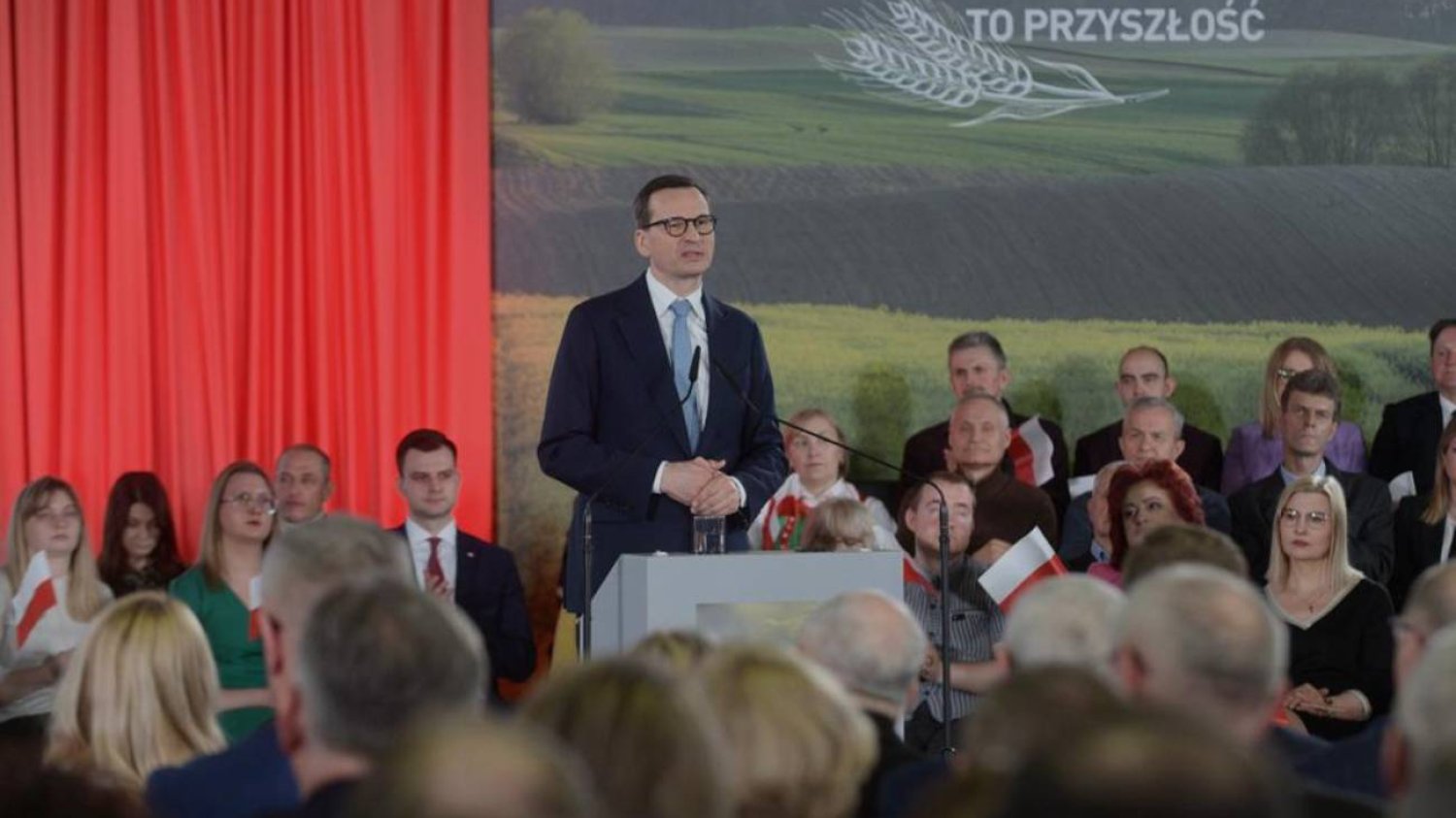 Morawiecki, Kaczyński i Telus w miejscowości Łyse zapewniają o dopłatach dla rolników.