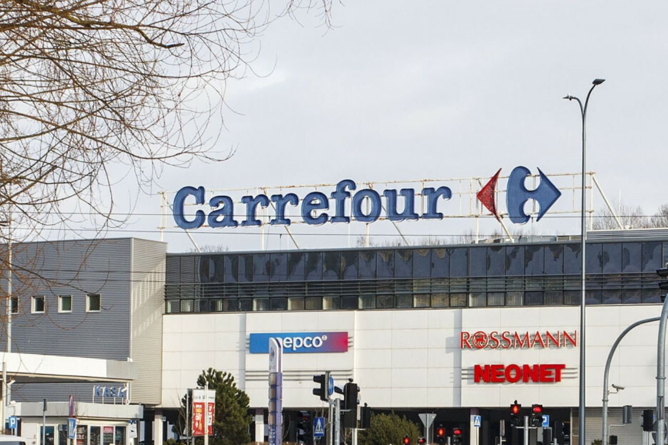 Sanki dostępne na promocji w Carrefourze. To świetna okazja przed feriami zimowymi.