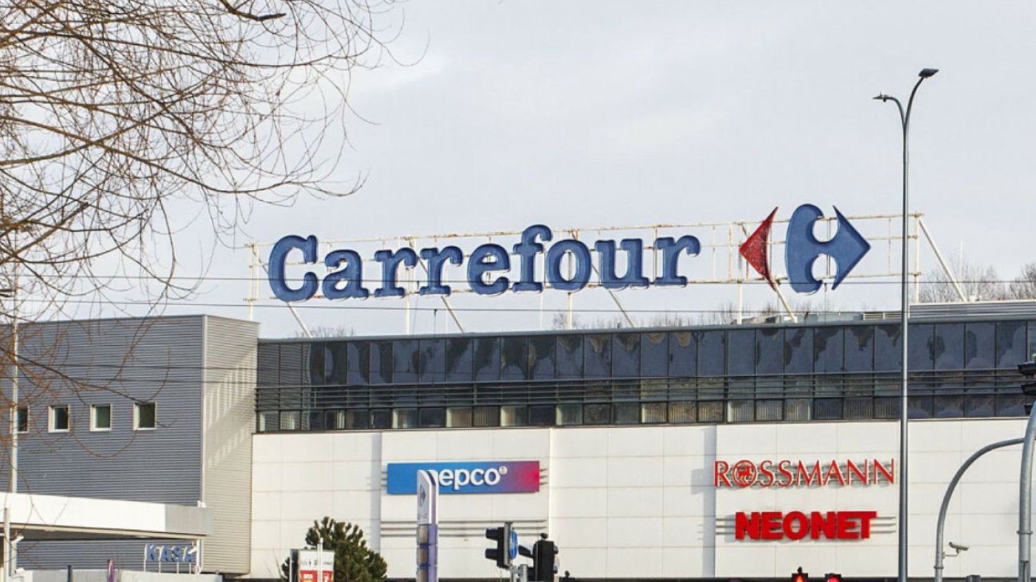Sanki dostępne na promocji w Carrefourze. To świetna okazja przed feriami zimowymi.