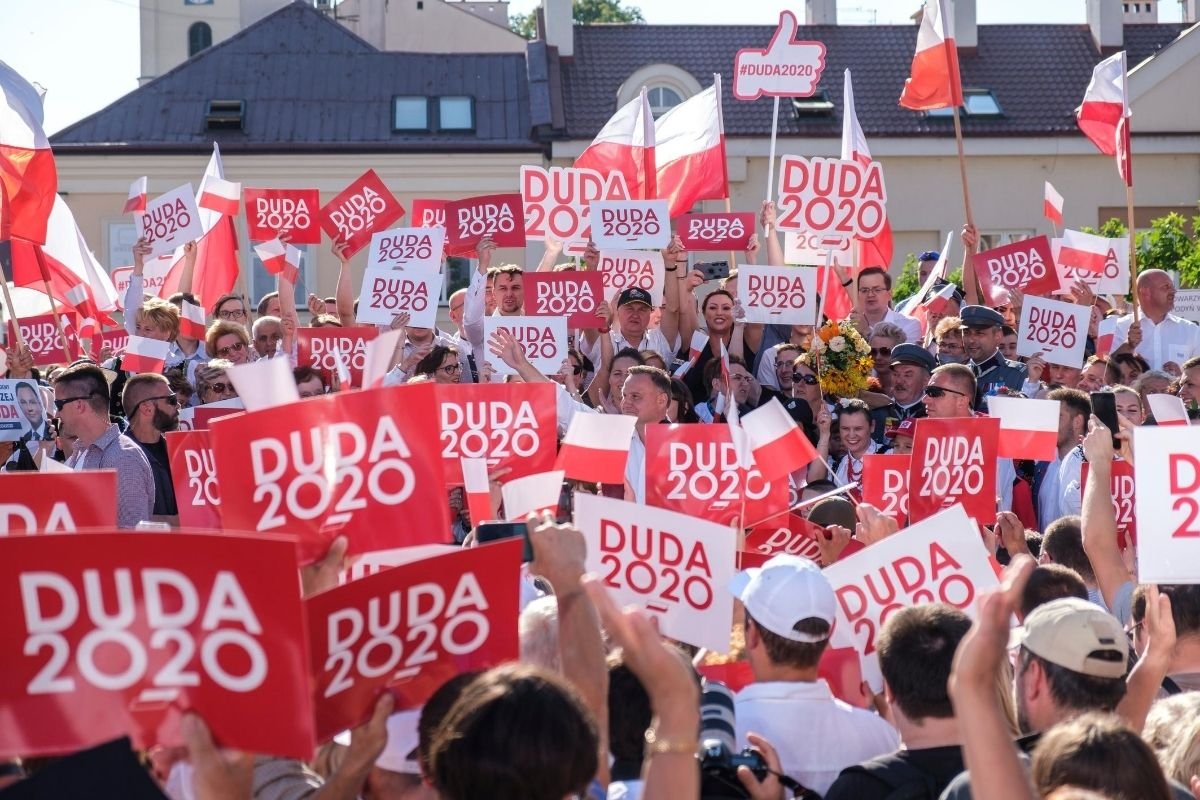 Prawie połowa wyborców PiS jest przeciwna podwyżkom dla posłów.