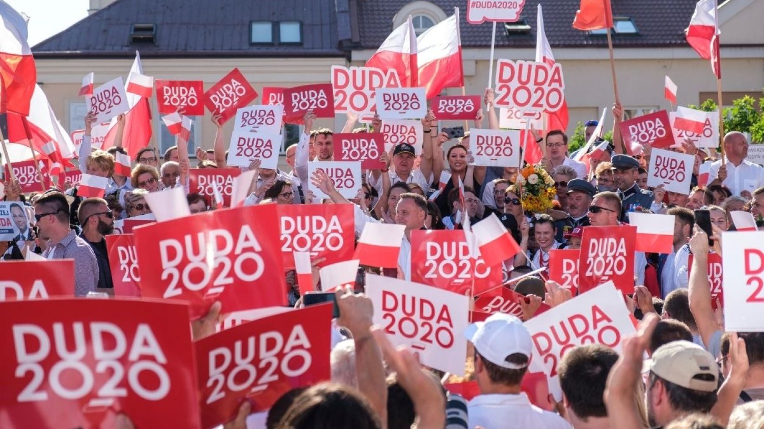 Prawie połowa wyborców PiS jest przeciwna podwyżkom dla posłów.
