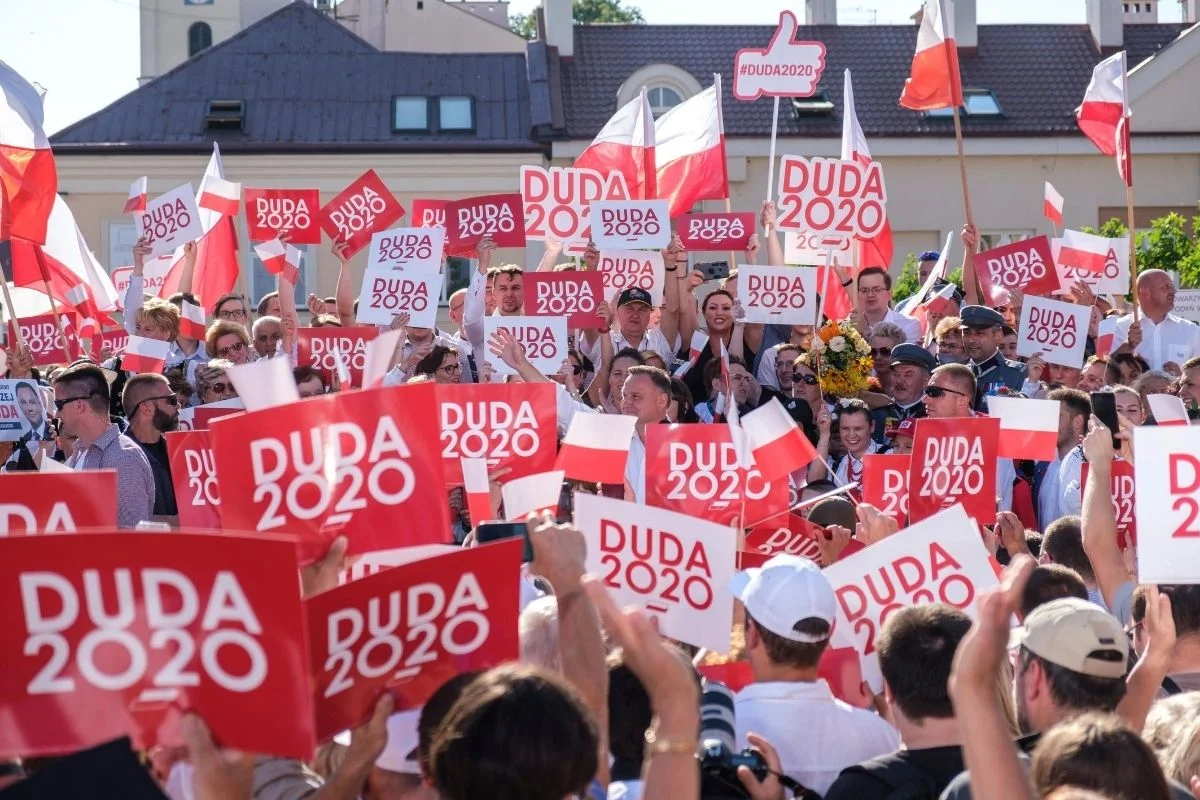 Prawie połowa wyborców PiS jest przeciwna podwyżkom dla posłów.