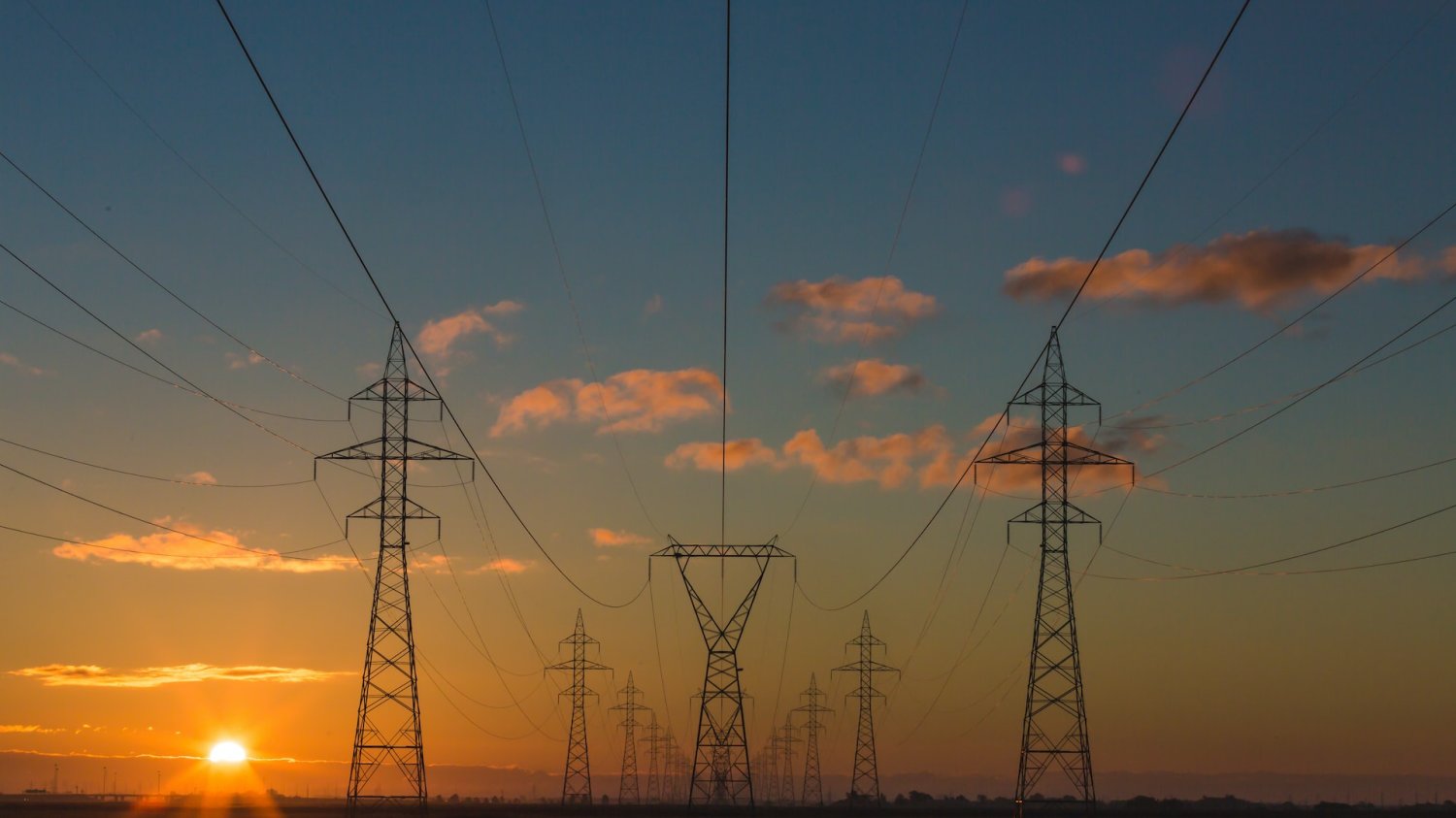 Dyskusja o tym, jak zapewnić Polkom i Polakom bezpieczeństwo energetyczne, staje się kluczowa. Polski Komitet Energii Elektrycznej (PKEE) analizuje problem, omawiając, co się już stało, co się obecnie dzieje i co powinno wydarzyć się w przyszłości.