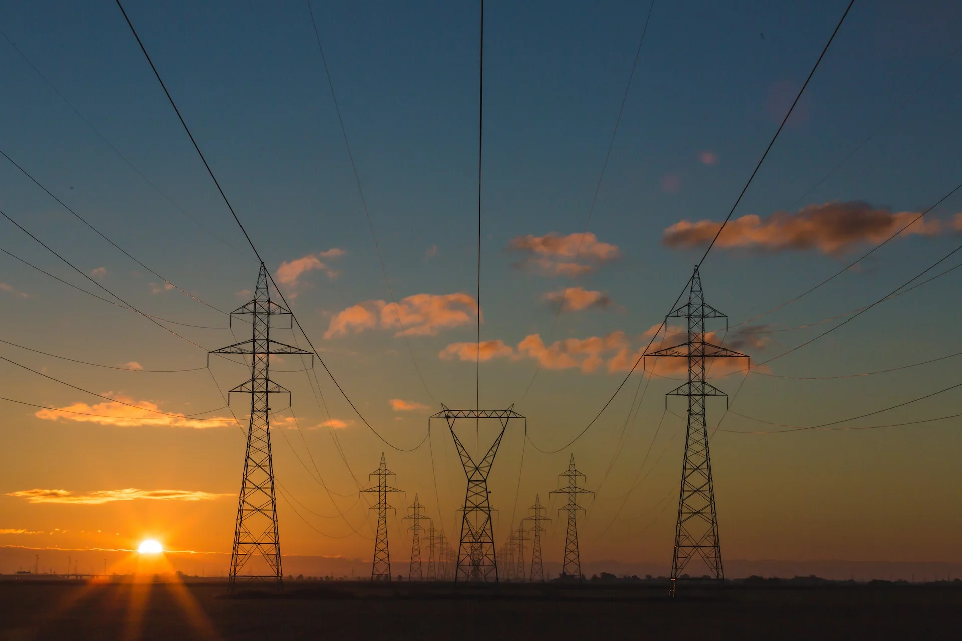 Dyskusja o tym, jak zapewnić Polkom i Polakom bezpieczeństwo energetyczne, staje się kluczowa. Polski Komitet Energii Elektrycznej (PKEE) analizuje problem, omawiając, co się już stało, co się obecnie dzieje i co powinno wydarzyć się w przyszłości.