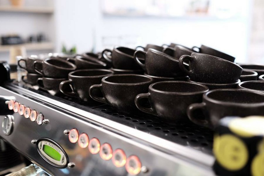 Filiżanki niemieckiej firmy powstają z masy powstałej z fusów z kawy, odrobiny klejów i drobin drewna.