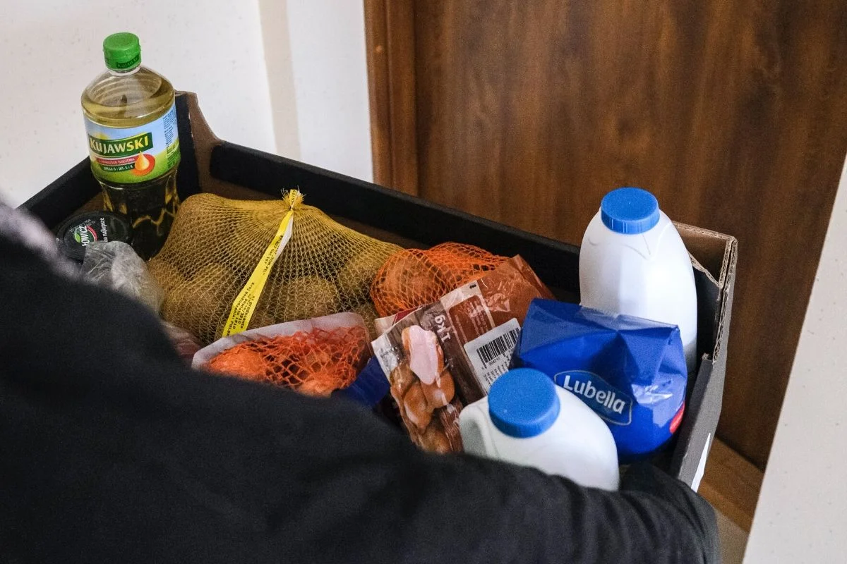 Dostawy żywności do domu są niezbędne, aby można było utrzymywać kwarantannę.