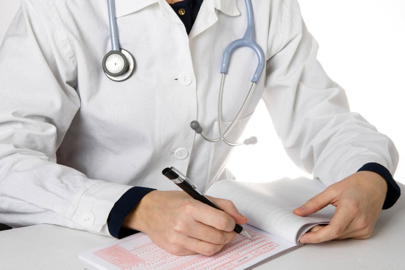 Lekarz wypisujący zwolnienie.